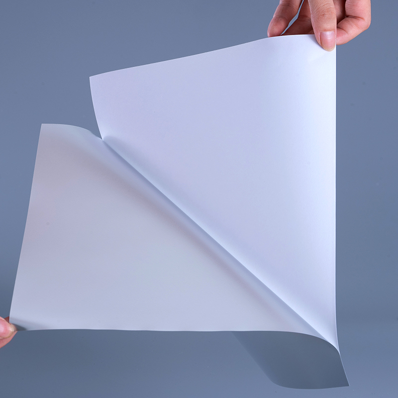 วัสดุฉลาก PET สีเงินด้านขนาด 50 มม. พร้อมกาวอะคริลิกสูตรน้ำสำหรับการพิมพ์อิงค์เจ็ท UV