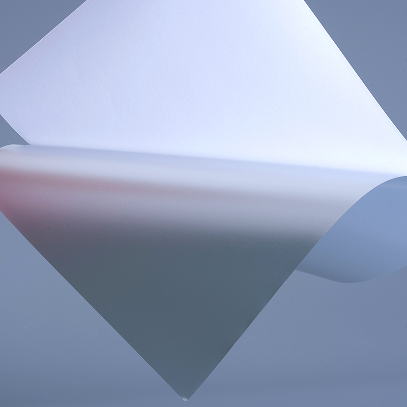 วัสดุฉลาก PET สีเงินด้านขนาด 50 มม. พร้อมกาวอะคริลิกสูตรน้ำสำหรับการพิมพ์อิงค์เจ็ท UV