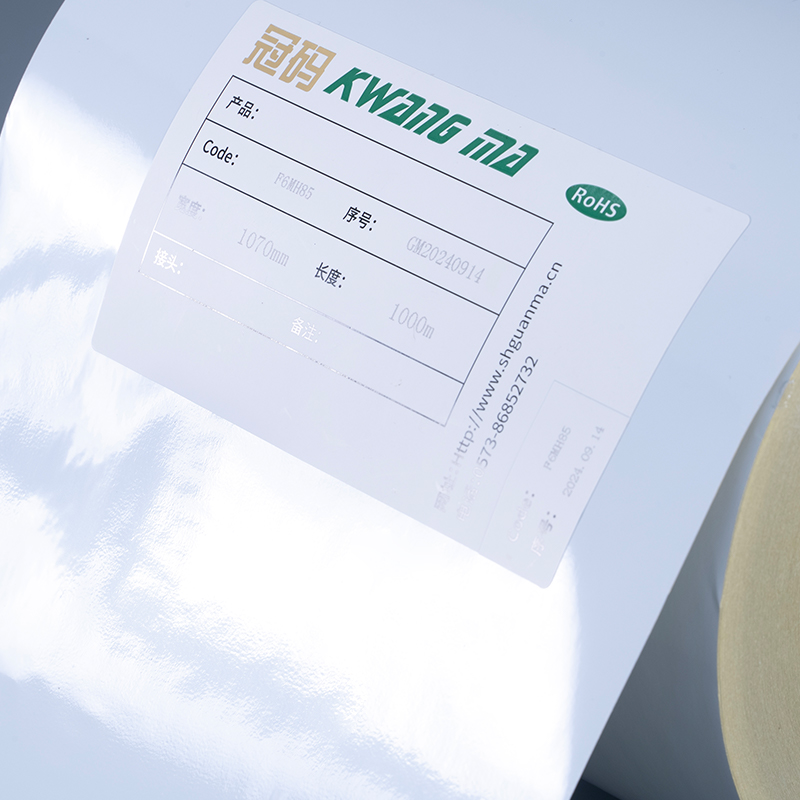 ฉลากกาวในตัวฟิล์ม PET โพลีเอสเตอร์สีขาวมันวาว 50mic พร้อมกาวอะคริลิกตัวทำละลายม้วนจัมโบ้สำหรับการพิมพ์ดิจิตอล