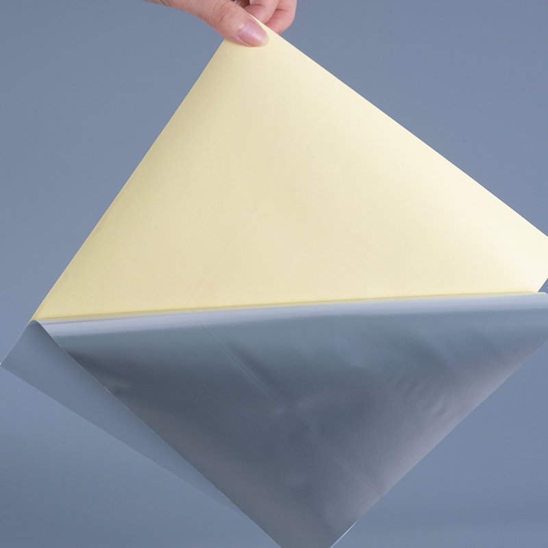 ฉลากกาวในตัวฟิล์ม PET โพลีเอสเตอร์สีขาวมันวาว 50mic พร้อมกาวอะคริลิกตัวทำละลายม้วนจัมโบ้สำหรับการพิมพ์ดิจิตอล