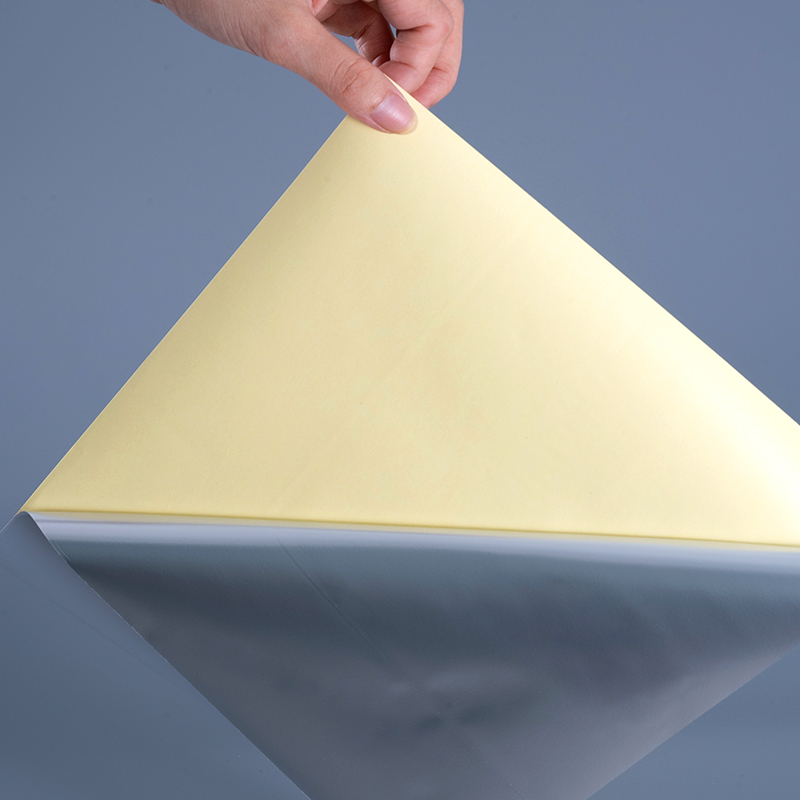 ฉลากกาวในตัวฟิล์ม PET โพลีเอสเตอร์สีขาวมันวาว 50mic พร้อมกาวอะคริลิกตัวทำละลายม้วนจัมโบ้สำหรับการพิมพ์ดิจิตอล