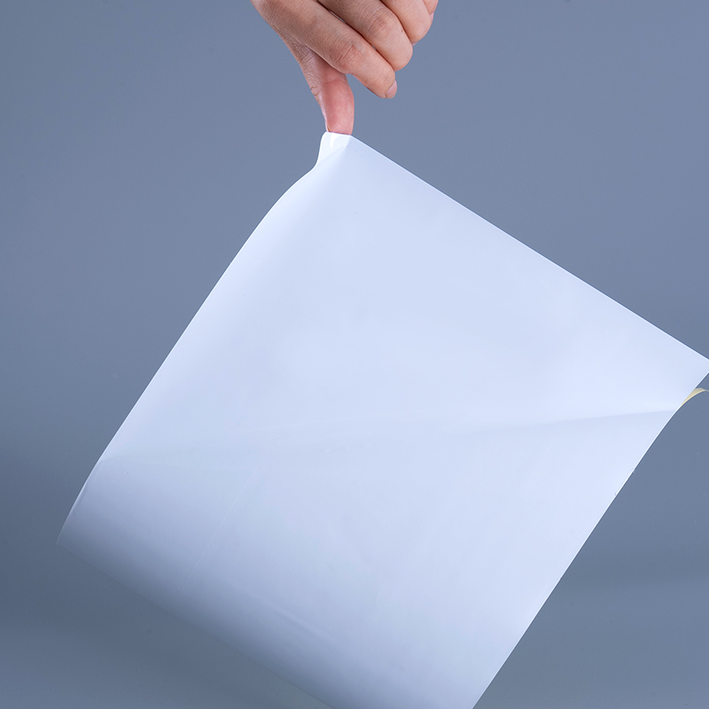 วัสดุฉลากฟิล์มไวนิล PET เคลือบเงา 25mic พร้อมม้วนจัมโบ้กาวอะคริลิกสำหรับการพิมพ์อิงค์เจ็ท