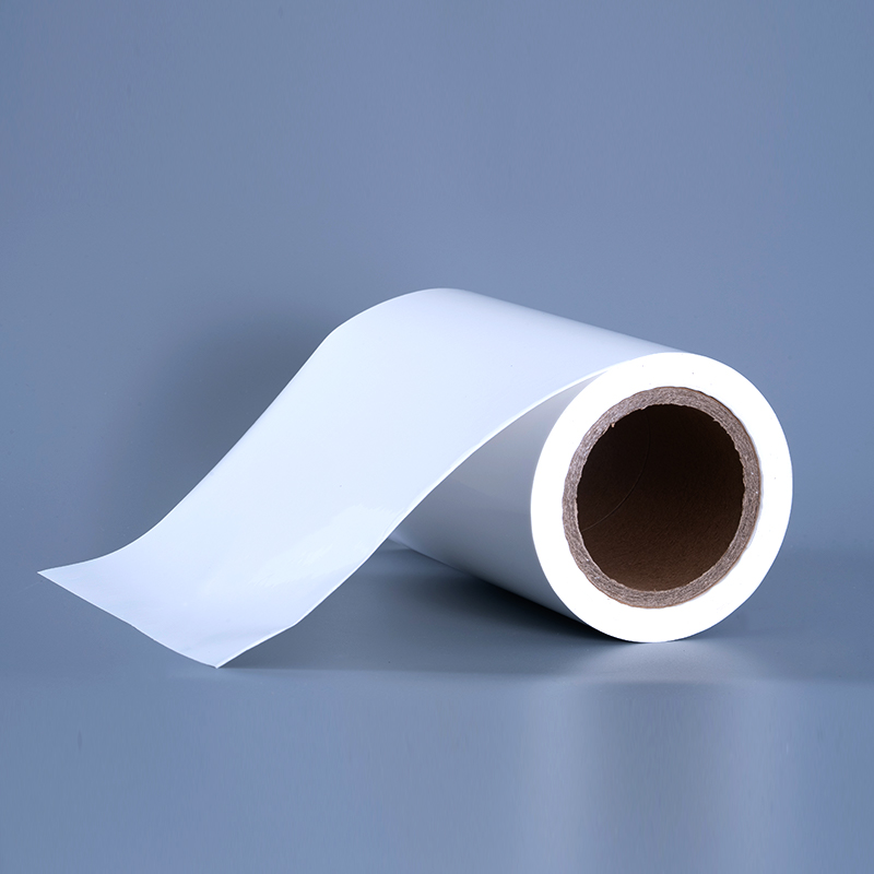 วัสดุฉลากฟิล์มไวนิล PET เคลือบเงา 25mic พร้อมม้วนจัมโบ้กาวอะคริลิกสำหรับการพิมพ์อิงค์เจ็ท