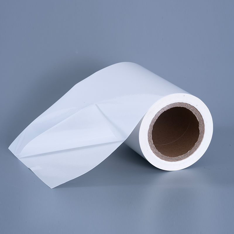 วัสดุฉลากฟิล์มไวนิล PET เคลือบเงา 25mic พร้อมม้วนจัมโบ้กาวอะคริลิกสำหรับการพิมพ์อิงค์เจ็ท