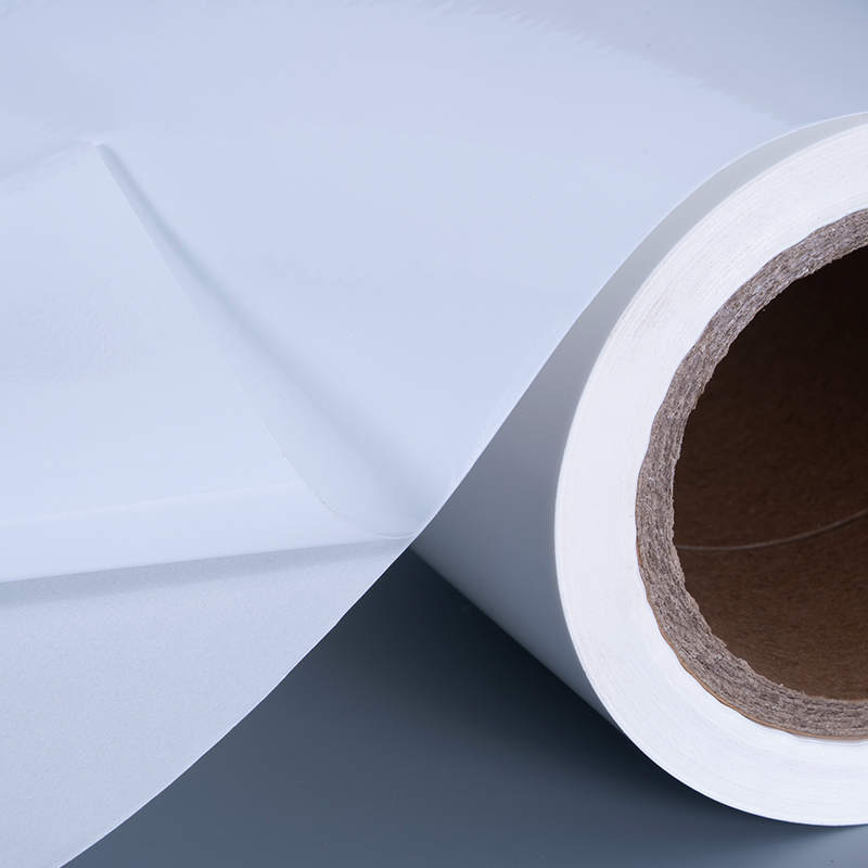 วัสดุฉลากฟิล์มไวนิล PET เคลือบเงา 25mic พร้อมม้วนจัมโบ้กาวอะคริลิกสำหรับการพิมพ์อิงค์เจ็ท