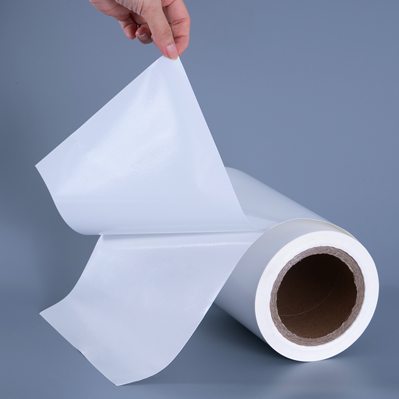 วัสดุฉลากฟิล์มไวนิล PET เคลือบเงา 25mic พร้อมม้วนจัมโบ้กาวอะคริลิกสำหรับการพิมพ์อิงค์เจ็ท