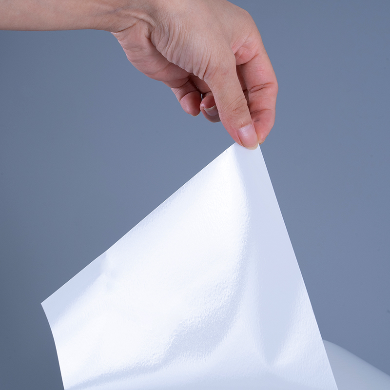 วัสดุฉลากฟิล์มไวนิล PET เคลือบเงา 25mic พร้อมม้วนจัมโบ้กาวอะคริลิกสำหรับการพิมพ์อิงค์เจ็ท