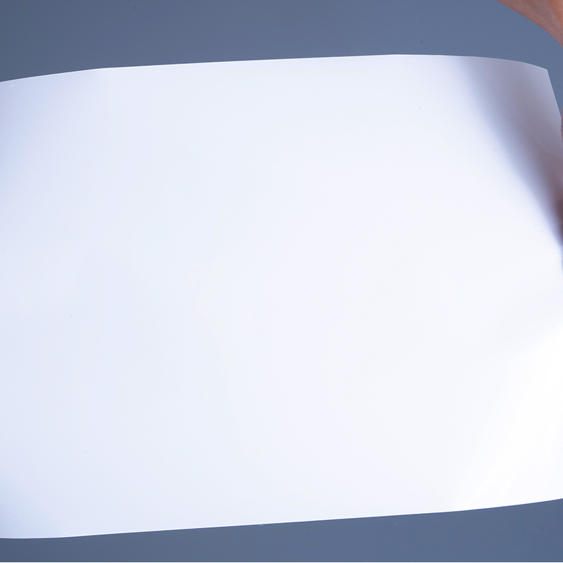 วัสดุฉลากฟิล์มไวนิล PET เคลือบเงา 25mic พร้อมม้วนจัมโบ้กาวอะคริลิกสำหรับการพิมพ์อิงค์เจ็ท