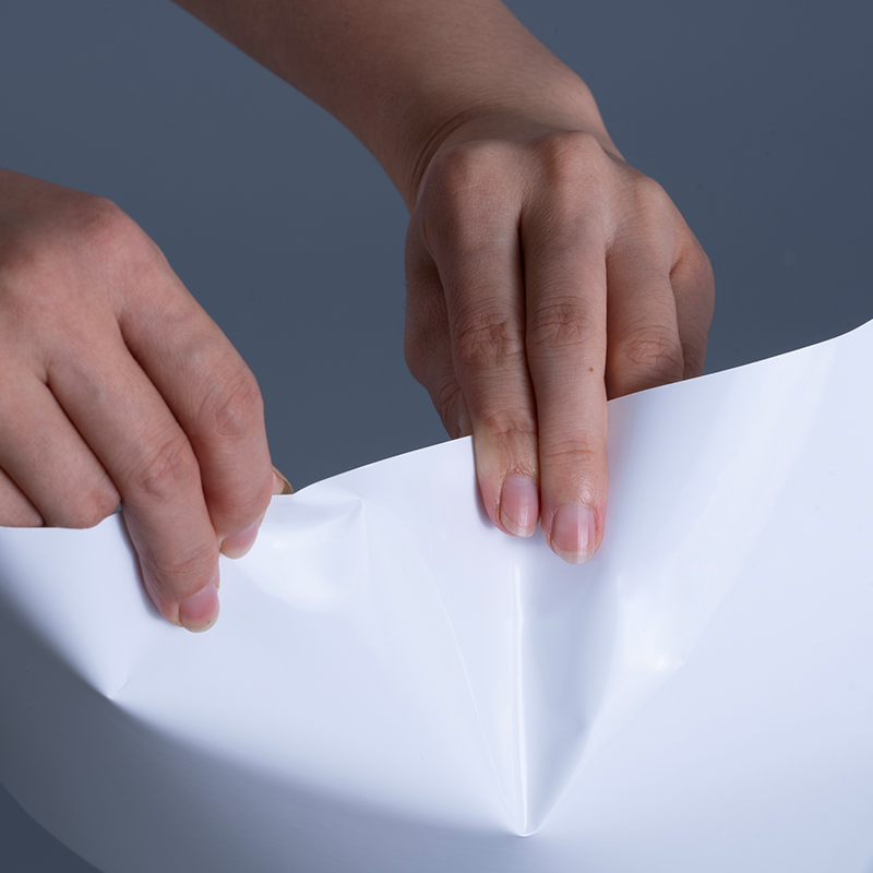 วัสดุฉลากฟิล์มไวนิล PET เคลือบเงา 25mic พร้อมม้วนจัมโบ้กาวอะคริลิกสำหรับการพิมพ์อิงค์เจ็ท