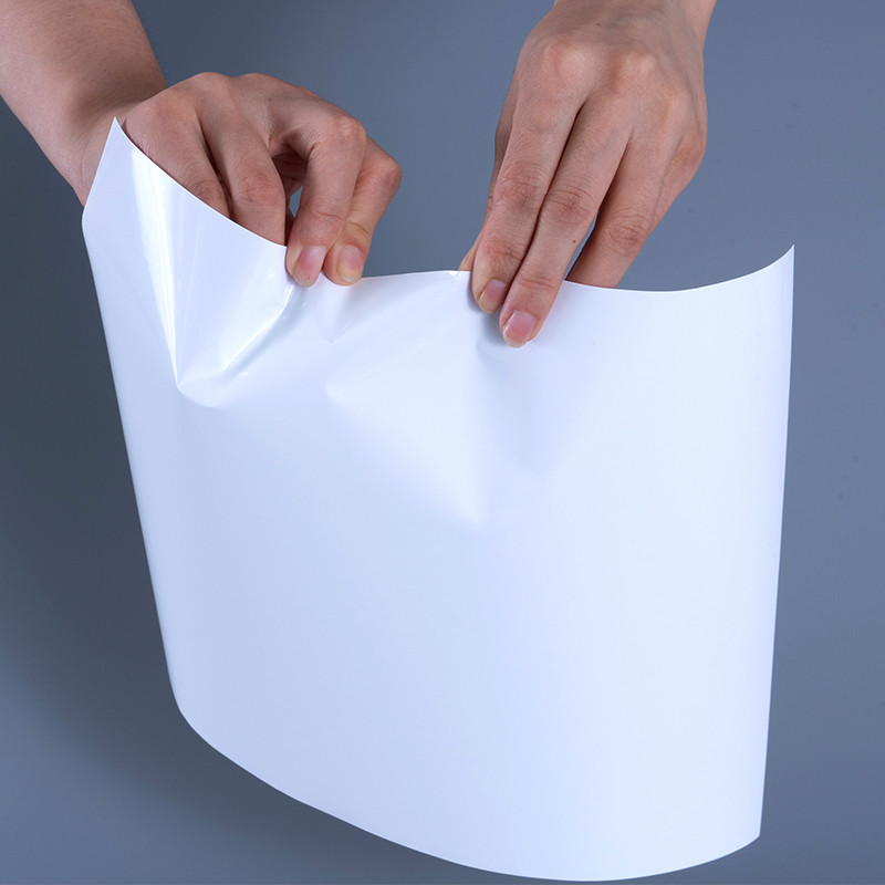 วัสดุฉลากฟิล์มไวนิล PET เคลือบเงา 25mic พร้อมม้วนจัมโบ้กาวอะคริลิกสำหรับการพิมพ์อิงค์เจ็ท