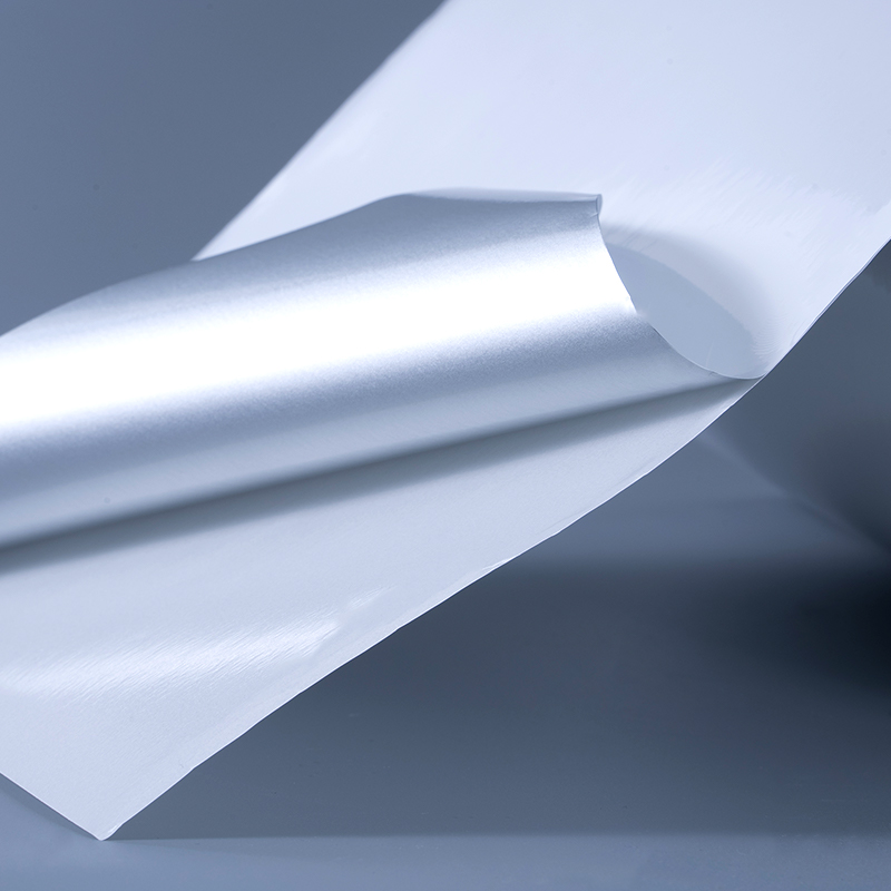 ฉลากกาวในตัวฟิล์มโพลีเอสเตอร์อลูมิไนซ์สีขาวมัน 25mic พร้อมกาวอะคริลิกสูตรน้ำสำหรับการพิมพ์อิงค์เจ็ท