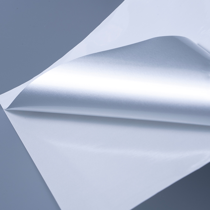 ฉลากกาวในตัวฟิล์มโพลีเอสเตอร์อลูมิไนซ์สีขาวมัน 25mic พร้อมกาวอะคริลิกสูตรน้ำสำหรับการพิมพ์อิงค์เจ็ท