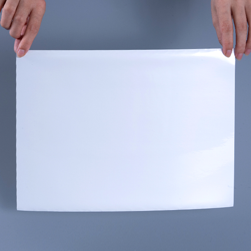 ฉลากกาวในตัวฟิล์มโพลีเอสเตอร์อลูมิไนซ์สีขาวมัน 25mic พร้อมกาวอะคริลิกสูตรน้ำสำหรับการพิมพ์อิงค์เจ็ท