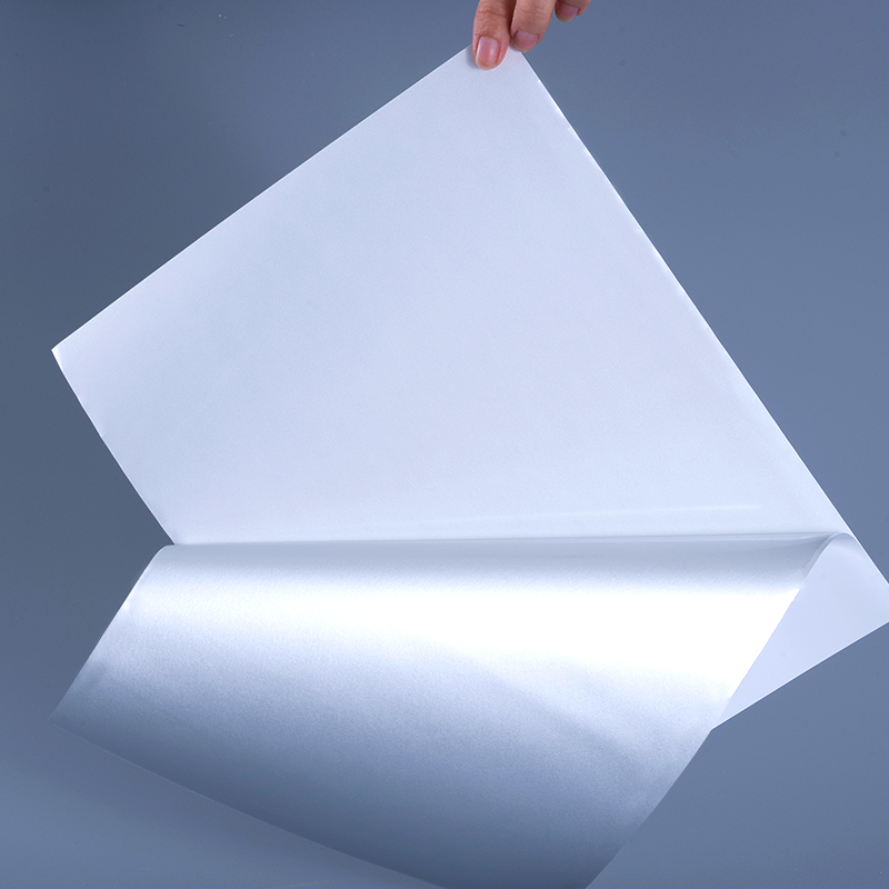 ฉลากกาวในตัวฟิล์มโพลีเอสเตอร์อลูมิไนซ์สีขาวมัน 25mic พร้อมกาวอะคริลิกสูตรน้ำสำหรับการพิมพ์อิงค์เจ็ท